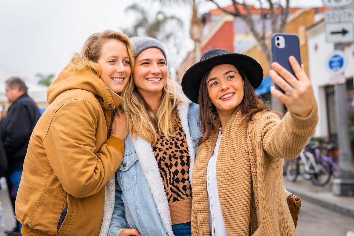 girls taking selfie at wine walk