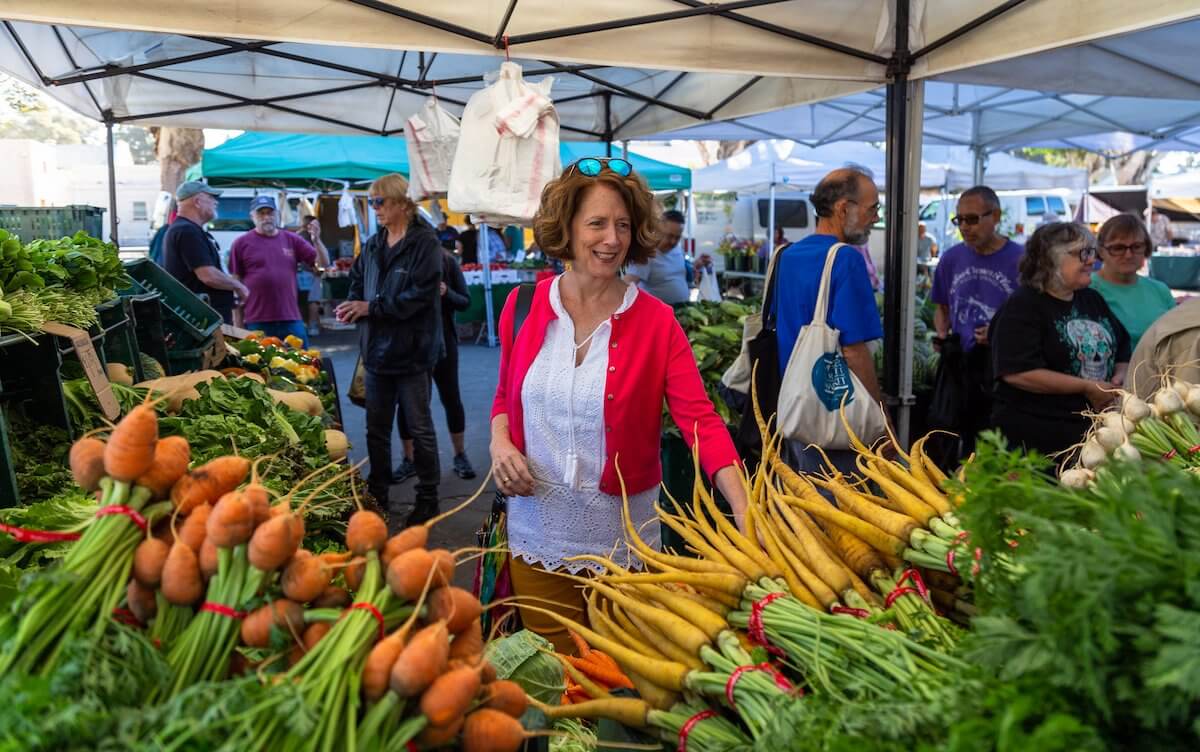 michele picking carrots at farmers market