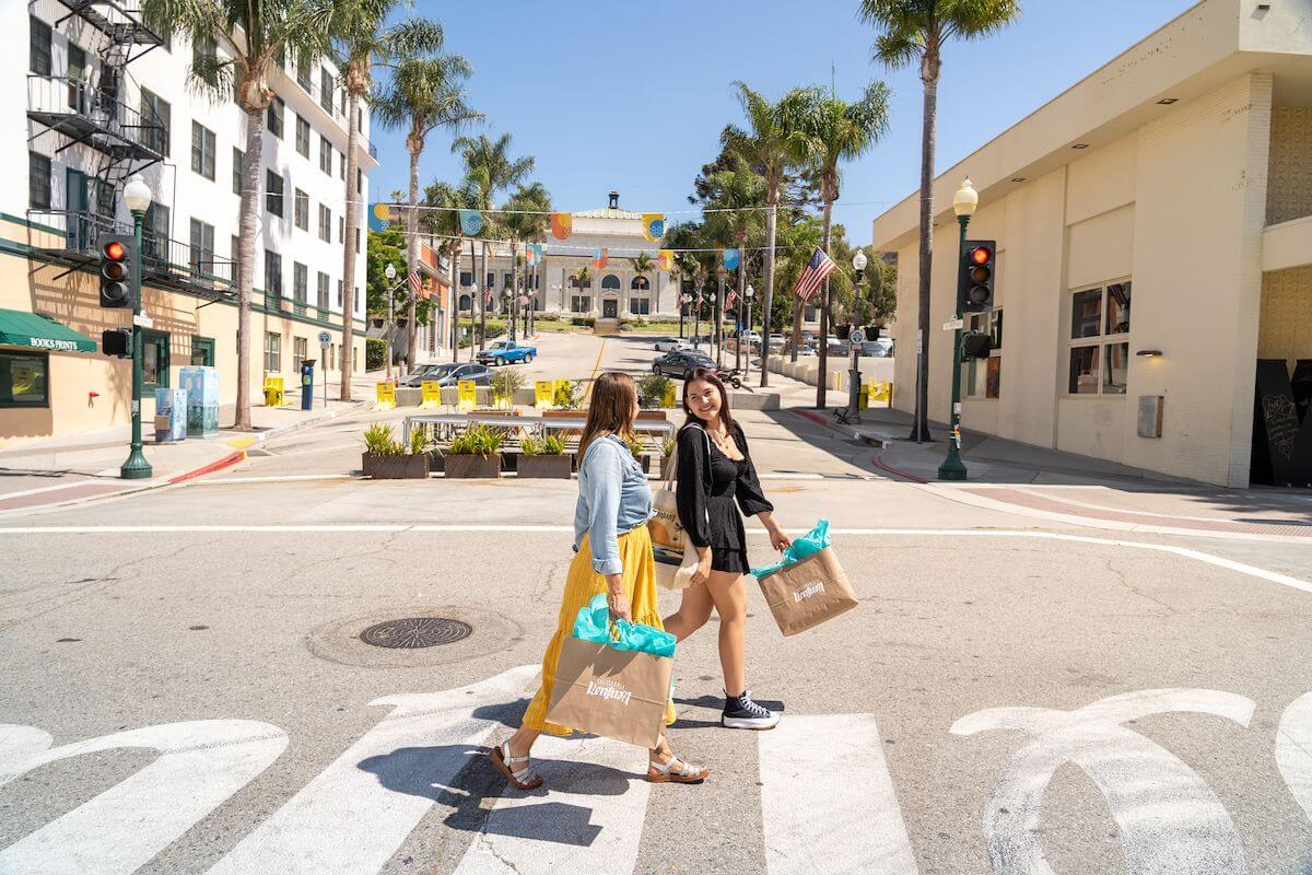 downtown shopping girls