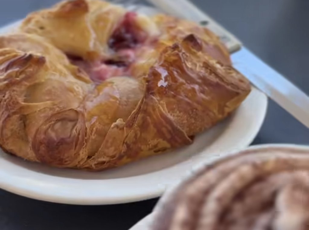 14 Cozy Restaurants with Cocktails and Comfort Food You Have to Try in Ventura Le Petit cafe