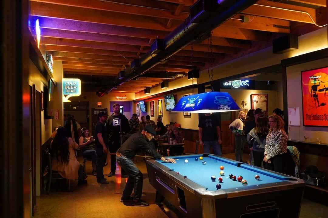 Ventura's Best Sports Bars for Game Day People Pplaying pool at one of Ventura's sports bars Benchwarmer